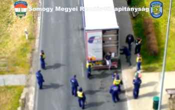 A kamion rakterében húzták meg magukat az illegális bevándorlók - VIDEÓ