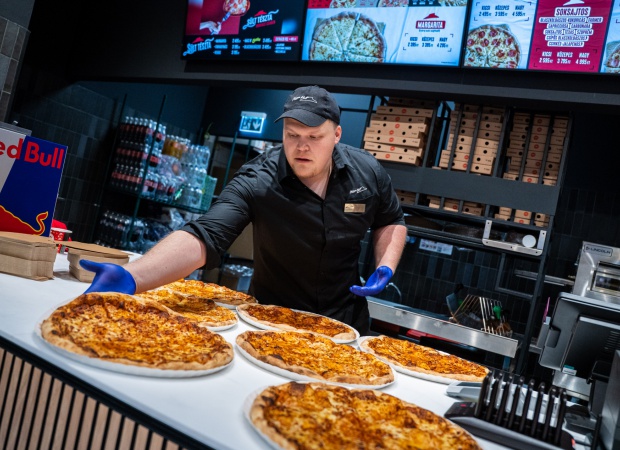 Megnyílt a Pizza Hut Kaposváron – 1000 szelet pizzát osztottak ki kedden