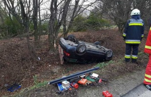 Árokba hajtott és a tetejére borult egy személygépkocsi