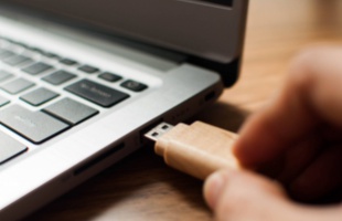 Leáldozóban a pendrive-oknak?
