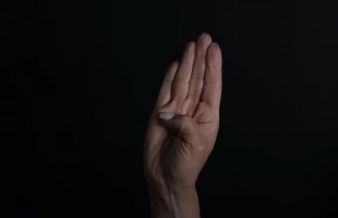 Néma segélykiáltás: ezekkel a kézmozdulatokkal jelezhetjük, ha veszélyben vagyunk - VIDEÓ