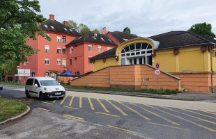 Este 10 órától szól egy riasztó az Arany János utcában