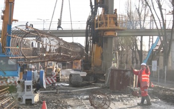 Negyven darab, 20 méteres betoncölöpöt raknak az épület alá