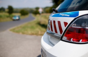 Tiltott prostitúció miatt vettek őrizetbe egy nőt a 7-es főút mellett