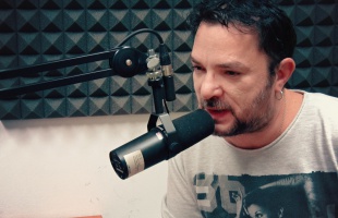 Jövök és századszor is rockolunk! Csőkutya!