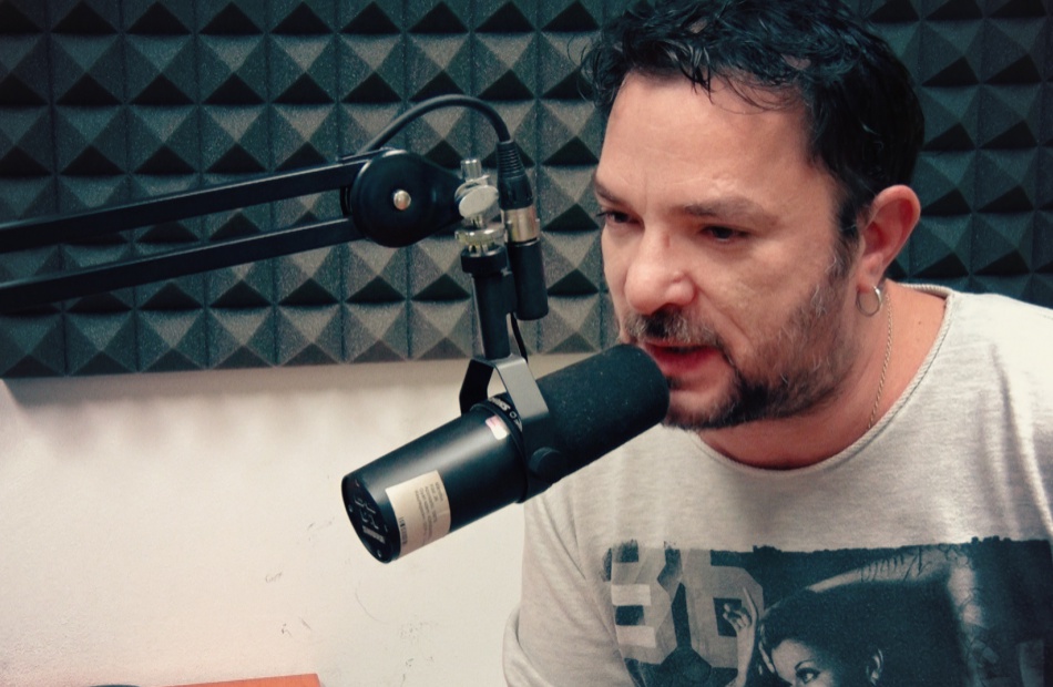 Jövök és századszor is rockolunk! Csőkutya!