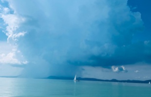 Látványos felhőtölcsért alakult ki a Balaton északi partján