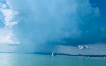 Látványos felhőtölcsért alakult ki a Balaton északi partján
