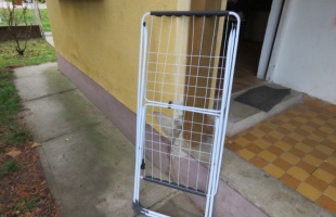 Ruhaszárítóval verte fejbe volt élettársát, a férfit a mentő vitte el