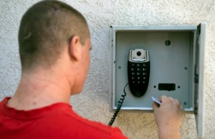 Börtönből telefonálva is tudtak csalni