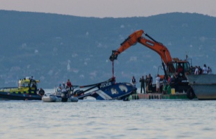 Kiemelték a Balatonba zuhant helikoptert