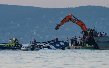 Kiemelték a Balatonba zuhant helikoptert