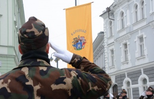 Félárbocon a lobogók