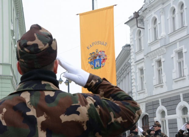 Félárbocon a lobogók