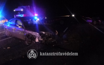 Összeütközött két személyautó a 67-es főúton