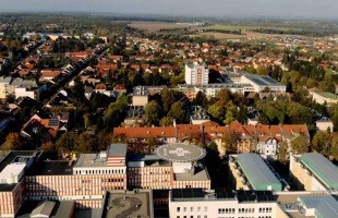 A fellegekből nézi Kaposvárt