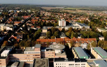 A fellegekből nézi Kaposvárt