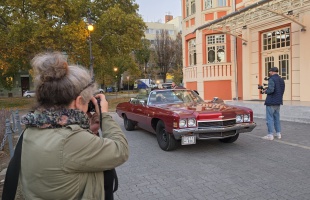 Hollywoodi hangulat Kaposváron: Chevrolet Impala kabrióval hajtott  végig a Fő utcán a Csiky két színésze
