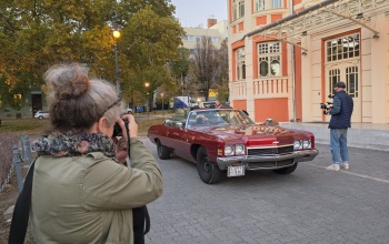 Hollywoodi hangulat Kaposváron: Chevrolet Impala kabrióval hajtott  végig a Fő utcán a Csiky két színésze