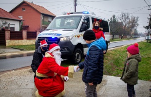 Rendőrautóra cserélte a rénszarvasokat a Mikulás