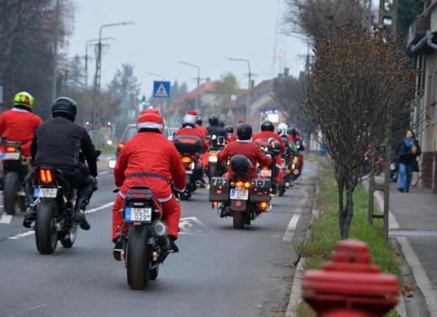 Motoron érkeztek a Mikulások