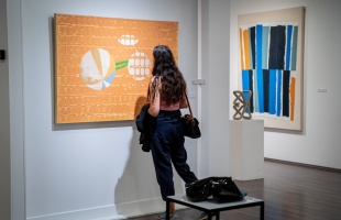 Két város, egy kiállítás: különleges kulturális összefonódás a Vaszary Képtárban