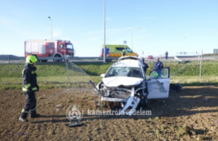 ​Átszakította a szalagkorlátot és a szántóföldre csapódott egy személyautó Kaposfüreden