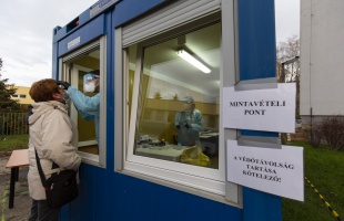 Az óvodai és iskolai dolgozók egy százaléka volt pozitív a hétvégi gyorsteszteken
