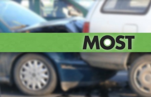 Két autó ütközött a Mező utcai csomópontban