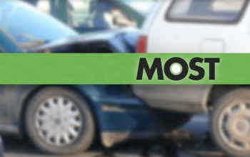Két autó ütközött a Mező utcai csomópontban