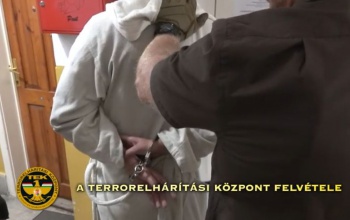 Kamu-fegyverrel erősködött, elcsípték... (videó)