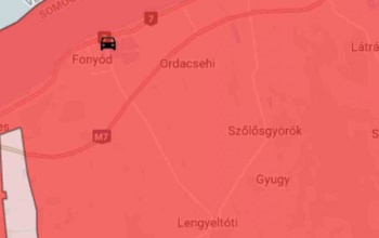 Fák közé csapódott egy autó a Fonyód és Lengyeltóti közötti úton