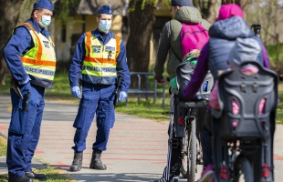 Fontos a kijárási korlátozás szabályainak betartása, ne mászkáljunk feleslegesen kint, főleg ne csoportosan