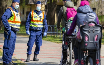 Fontos a kijárási korlátozás szabályainak betartása, ne mászkáljunk feleslegesen kint, főleg ne csoportosan