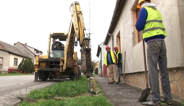 Bereczk II: folytatódnak az út- és járdafelújítások