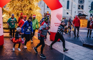 Csúnya pulcsis futásra hívják a kaposváriakat a kivilágított belvárosban