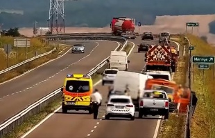 Nyílegyenesen bele az előjelző autóba – Videón a baleset