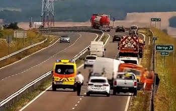 Nyílegyenesen bele az előjelző autóba – Videón a baleset