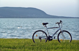 Szenzációs hír, óriási kerékpáros fejlesztés a Balatonnál