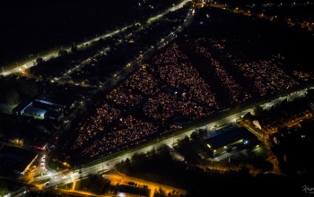Ezernyi gyertya a levegőből - így néz ki mindenszentek estéjén a Nyugati temető
