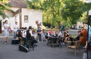 Nemzetközi világzenei sztárok lépnek fel augusztusban a Boglart Fesztiválon