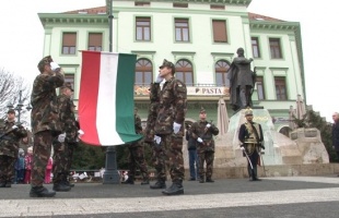 Felvonták a nemzet lobogóját
