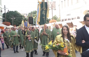 Felvonultak a mézlovagrendek, megszentelték a méztermést