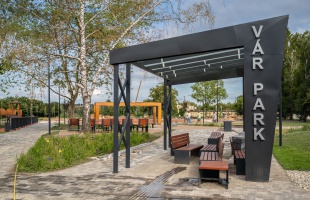 Az utolsó simításokat végzik a Vár parkban