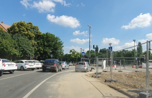 Újra lehet jobbra kanyarodni a Petőfi térnél