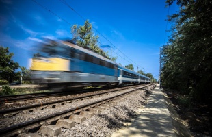 Nemcsak veszélyes, de tilos is a síneken és a pihenő szerelvényeken játszani