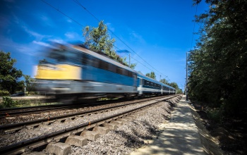Nemcsak veszélyes, de tilos is a síneken és a pihenő szerelvényeken játszani