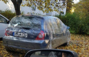 Légmentesre csomagoltak egy autót az Arany János közben