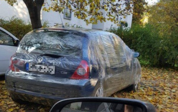 Légmentesre csomagoltak egy autót az Arany János közben