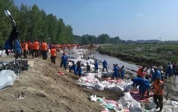 Folyamatos a munka a gátakon